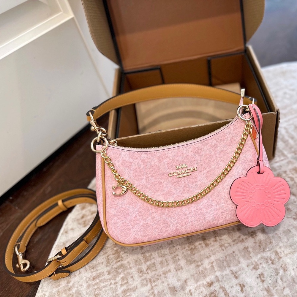 😀😀😀Coach Teri Shoulder Bag Signature Canvas With Charms Gold/Powder Pink CEA20
